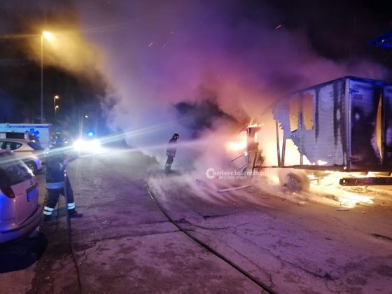 Doppio raid incendiario nella notte: in mezz'ora distrutti auto e furgone intestati ad una donna - Corriere Salentino