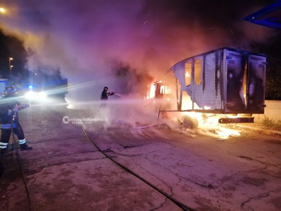 Doppio raid incendiario nella notte: in mezz'ora distrutti auto e furgone intestati ad una donna - Corriere Salentino