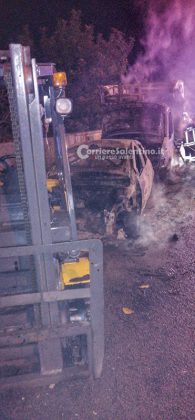 Doppio raid incendiario nella notte: in mezz'ora distrutti auto e furgone intestati ad una donna - Corriere Salentino