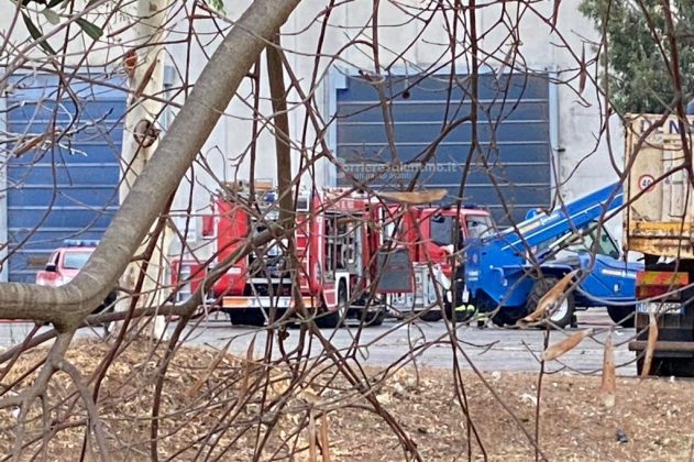 Rogo nella discarica di Cavallino, in fiamme un capannone per la ricezione dei rifiuti - Corriere Salentino