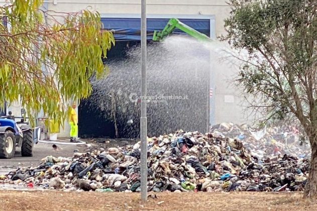 Rogo nella discarica di Cavallino, in fiamme un capannone per la ricezione dei rifiuti - Corriere Salentino