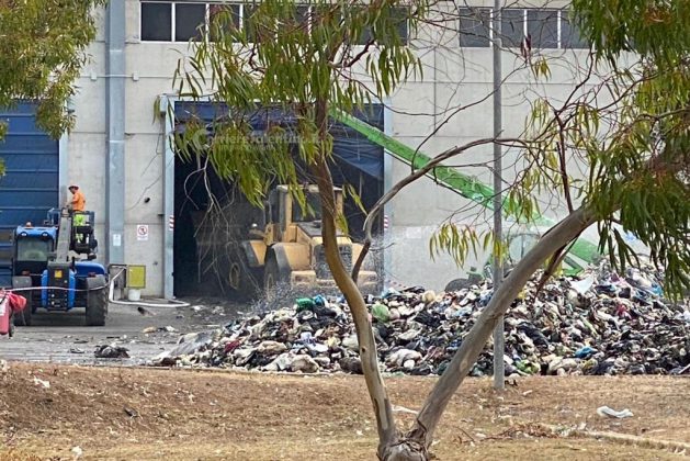 Rogo nella discarica di Cavallino, in fiamme un capannone per la ricezione dei rifiuti - Corriere Salentino