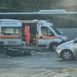 Violento schianto all'incrocio tra auto e moto, giovane centauro in ospedale con "codice rosso" - Corriere Salentino