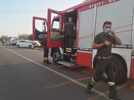 Violento schianto tra due auto, mezzi distrutti: feriti in ospedale - Corriere Salentino