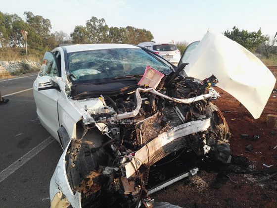 Violento schianto tra due auto, mezzi distrutti: feriti in ospedale - Corriere Salentino