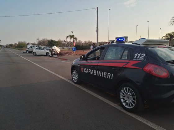 Violento schianto tra due auto, mezzi distrutti: feriti in ospedale - Corriere Salentino