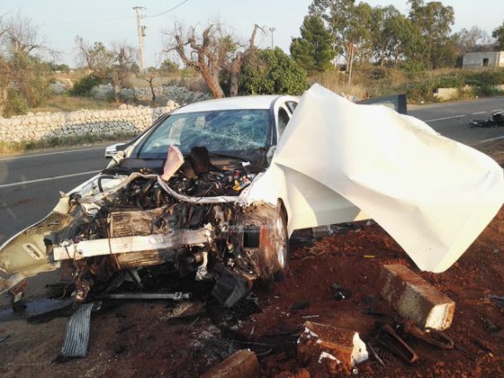 Violento schianto tra due auto, mezzi distrutti: feriti in ospedale - Corriere Salentino