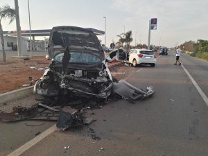 Violento schianto tra due auto, mezzi distrutti: feriti in ospedale - Corriere Salentino