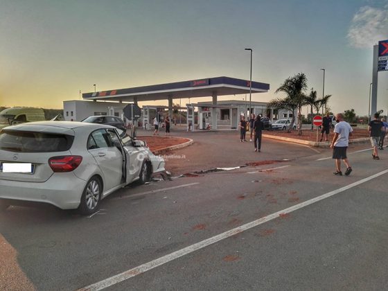 Violento schianto tra due auto, mezzi distrutti: feriti in ospedale - Corriere Salentino