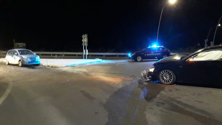 Violento scontro all'altezza della rotatoria: due auto si tamponano. Tre feriti in ospedale - Corriere Salentino