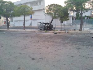 Incidente all'alba sul lungomare: furgoncino prende fuoco dopo lo schianto. Grave 28enne - Corriere Salentino