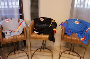 Il Lecce mette addosso gli ulivi e i nomi dei comuni della provincia. Ecco le nuove maglie. C'è anche un'iniziativa per i tifosi - Corriere Salentino