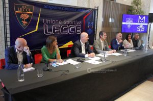 Il Lecce mette addosso gli ulivi e i nomi dei comuni della provincia. Ecco le nuove maglie. C'è anche un'iniziativa per i tifosi - Corriere Salentino