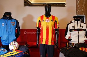 Il Lecce mette addosso gli ulivi e i nomi dei comuni della provincia. Ecco le nuove maglie. C'è anche un'iniziativa per i tifosi - Corriere Salentino