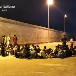 Nuovo sbarco in pochi giorni, a Gallipoli arrivano 77 migranti su una barca a vela - Corriere Salentino
