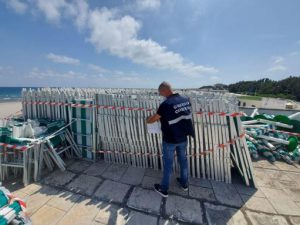 Sequestro record in un lido: sigilli all'attrezzatura che occupava 8mila metri di spiaggia - Corriere Salentino