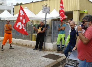 Raccolta rifiuti, sit-in a Parabita: i lavoratori ricevuti dal sindaco