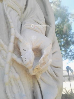 Vandali in azione nella villa comunale: danneggiata la statua di Padre Pio. Caccia ai responsabili - Corriere Salentino