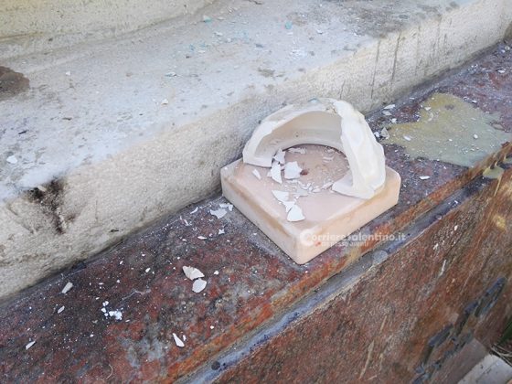 Vandali in azione nella villa comunale: danneggiata la statua di Padre Pio. Caccia ai responsabili - Corriere Salentino