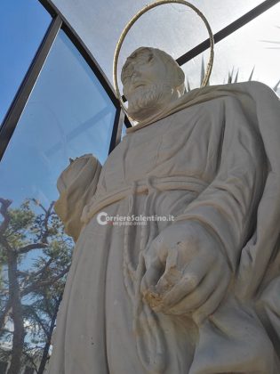 Vandali in azione nella villa comunale: danneggiata la statua di Padre Pio. Caccia ai responsabili - Corriere Salentino