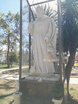 Vandali in azione nella villa comunale: danneggiata la statua di Padre Pio. Caccia ai responsabili - Corriere Salentino