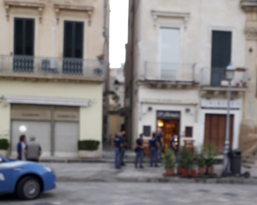 Gli agenti salvano una turista dal suicidio: "Sono stata violentata". Polizia a caccia di riscontri - Corriere Salentino