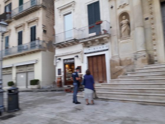 Gli agenti salvano una turista dal suicidio: "Sono stata violentata". Polizia a caccia di riscontri - Corriere Salentino