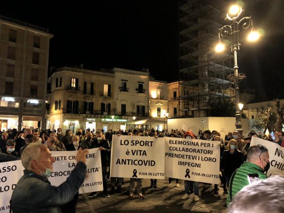 Anche a Lecce cresce la protesta nata sui social di commercianti, gestori di locali: tutti in piazza - Corriere Salentino