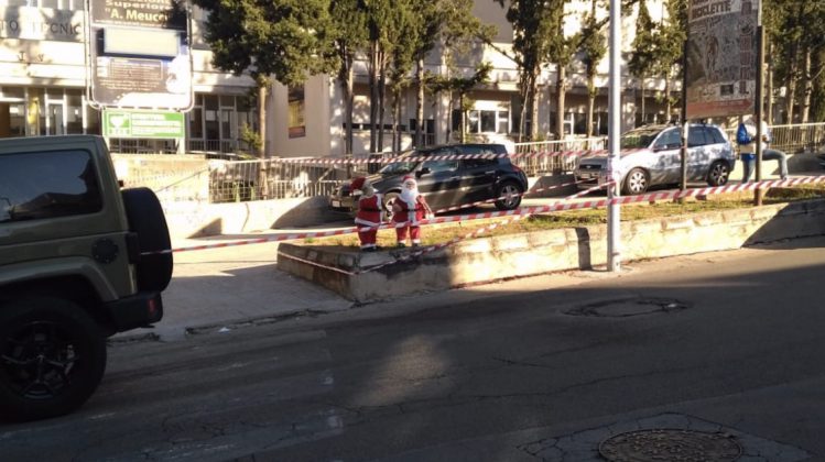 Due Babbi Natale davanti all'ingresso della scuola, scatta l'allarme bomba e arrivano gli artificieri - Corriere Salentino