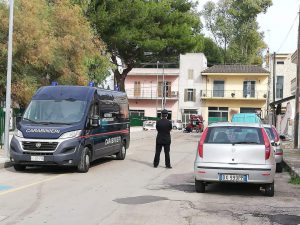 Zaino solitario fuori dalla scuola: arrivano gli artificieri. Ma era protesta contro la chiusura - Corriere Salentino