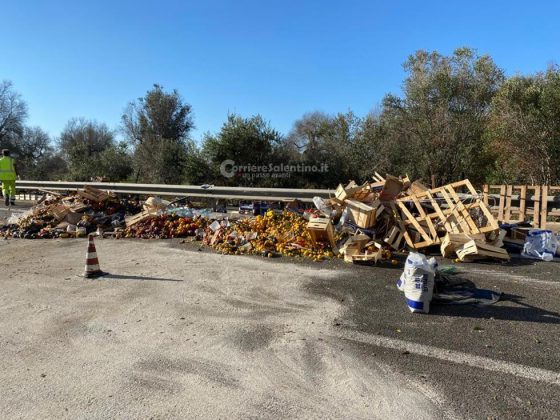 Paura sulla statale 613, tir si ribalta e riversa per strada il suo carico di frutta: positivo all'alcol il conducente - Corriere Salentino