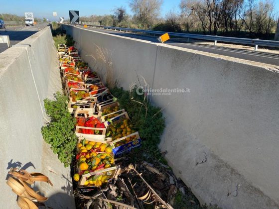 Paura sulla statale 613, tir si ribalta e riversa per strada il suo carico di frutta: positivo all'alcol il conducente - Corriere Salentino