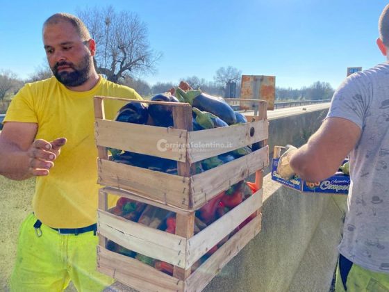 Paura sulla statale 613, tir si ribalta e riversa per strada il suo carico di frutta: positivo all'alcol il conducente - Corriere Salentino