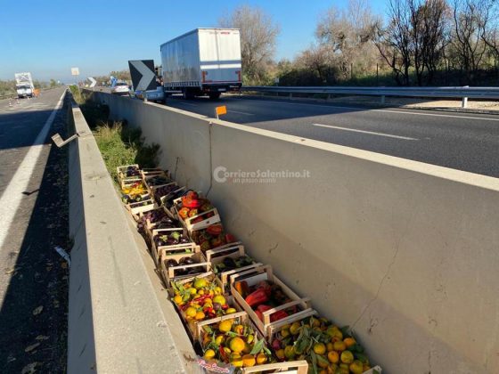 Paura sulla statale 613, tir si ribalta e riversa per strada il suo carico di frutta: positivo all'alcol il conducente - Corriere Salentino