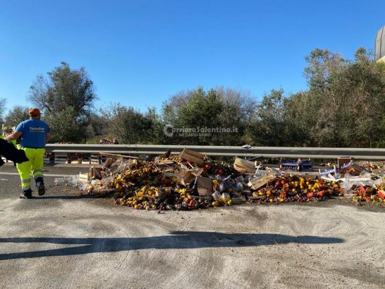 Paura sulla statale 613, tir si ribalta e riversa per strada il suo carico di frutta: positivo all'alcol il conducente - Corriere Salentino