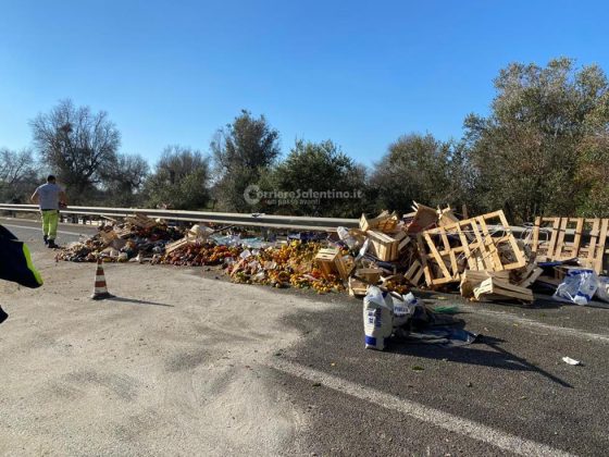Paura sulla statale 613, tir si ribalta e riversa per strada il suo carico di frutta: positivo all'alcol il conducente - Corriere Salentino