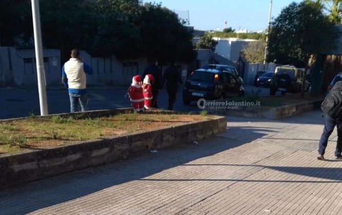 Due Babbi Natale davanti all'ingresso della scuola, scatta l'allarme bomba e arrivano gli artificieri - Corriere Salentino