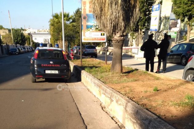 Due Babbi Natale davanti all'ingresso della scuola, scatta l'allarme bomba e arrivano gli artificieri - Corriere Salentino