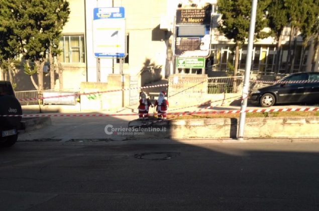 Due Babbi Natale davanti all'ingresso della scuola, scatta l'allarme bomba e arrivano gli artificieri - Corriere Salentino
