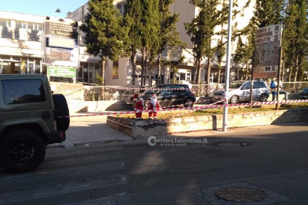 Due Babbi Natale davanti all'ingresso della scuola, scatta l'allarme bomba e arrivano gli artificieri - Corriere Salentino