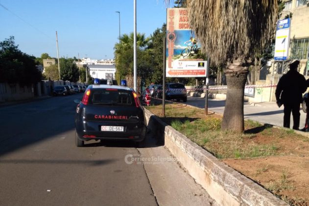 Due Babbi Natale davanti all'ingresso della scuola, scatta l'allarme bomba e arrivano gli artificieri - Corriere Salentino