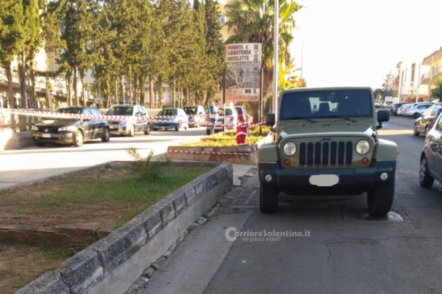 Due Babbi Natale davanti all'ingresso della scuola, scatta l'allarme bomba e arrivano gli artificieri - Corriere Salentino