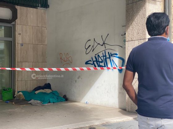 Dramma in città, clochard trovato senza vita sotto ai portici di viale Otranto: inutili i soccorsi - Corriere Salentino