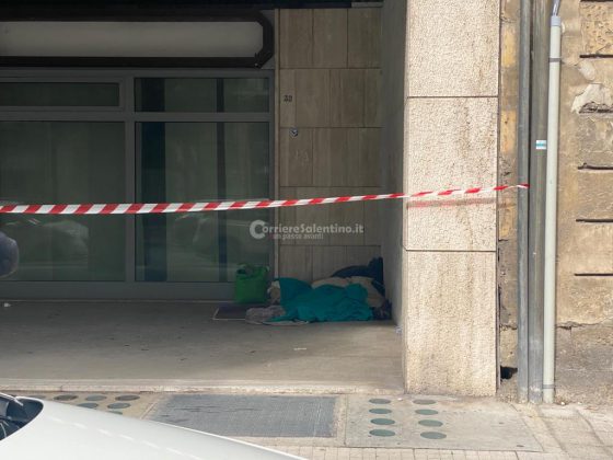 Dramma in città, clochard trovato senza vita sotto ai portici di viale Otranto: inutili i soccorsi - Corriere Salentino