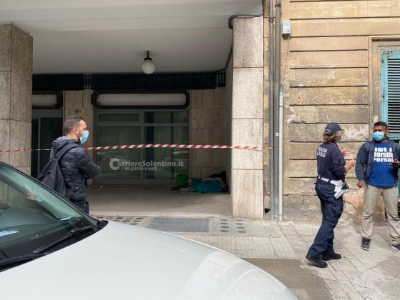 Dramma in città, clochard trovato senza vita sotto ai portici di viale Otranto: inutili i soccorsi - Corriere Salentino