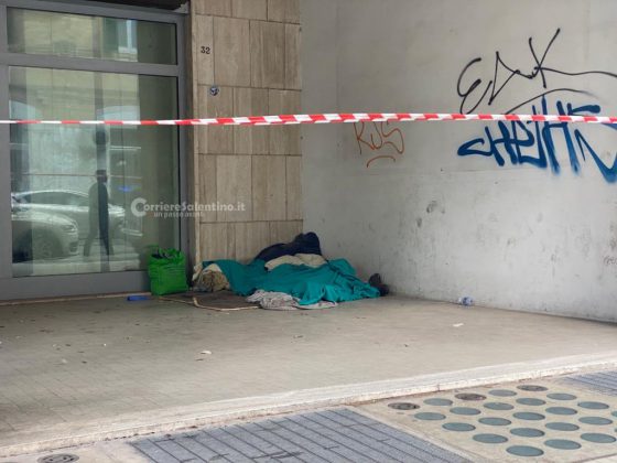 Dramma in città, clochard trovato senza vita sotto ai portici di viale Otranto: inutili i soccorsi - Corriere Salentino