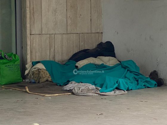 Dramma in città, clochard trovato senza vita sotto ai portici di viale Otranto: inutili i soccorsi - Corriere Salentino
