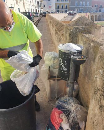 Lotta all'abbandono dei rifiuti a Gallipoli, sanzionati 3 trasgressori nel centro storico - Corriere Salentino