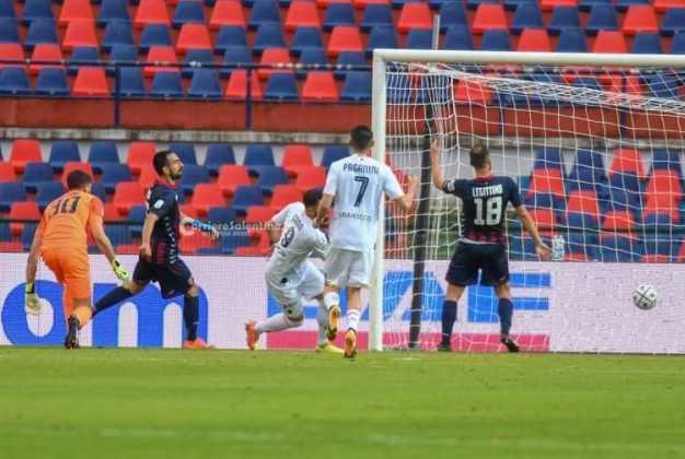 Giallorossi spreconi e finisce in pari. Cosenza-Lecce 1-1 - Corriere Salentino