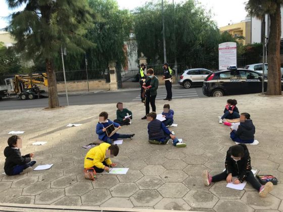 Bambini in grembiule davanti alle scuole: in tutta la Puglia genitori in protesta per la chiusura - Corriere Salentino